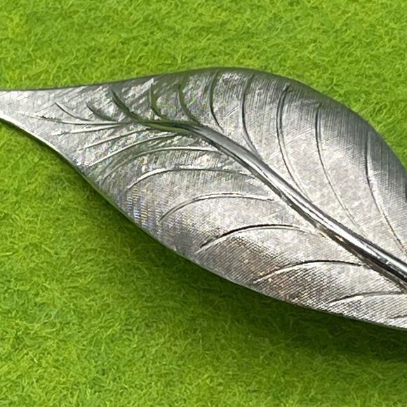 Vintage Triple Leaf Silver Tone Brooch Pin - Picture 5 of 16